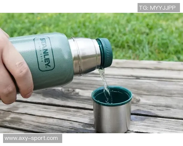 斯坦利与安东内拉携手推出限量版保温杯售价30至60美元引发热潮 斯坦利与安东内拉携手推出限量版保温杯售价30至60美元引发热潮