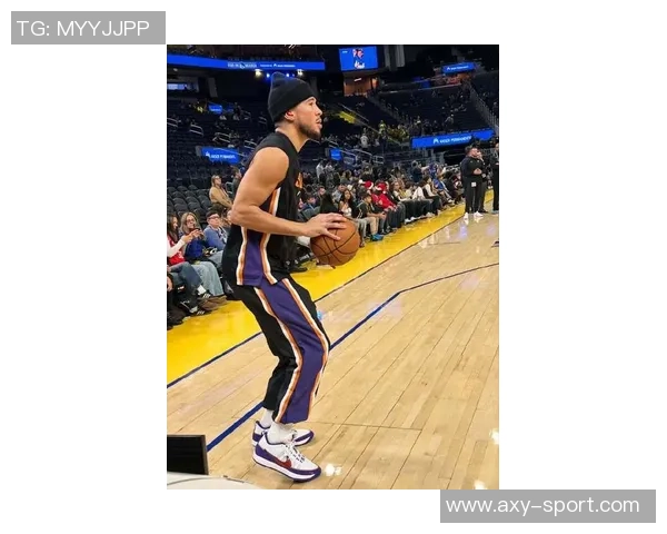 布克专注提升低位背身单打技巧关键时刻展现个人能力